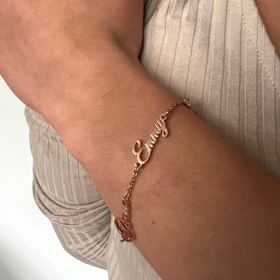 Amour & bijoux - Bracelet Personnalisé Trois Prénoms porté
